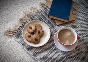 Kaffee, Kekse und ein Buch foto