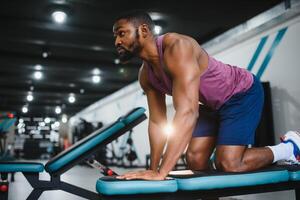 Porträt afrikanisch amerikanisch Bodybuilder beim Fitnessstudio heftig einschüchternd Blendung Ausdruck Überzeugung. foto