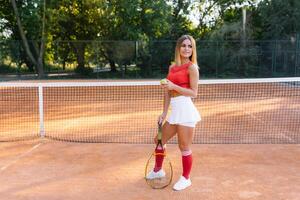 hübsch, jung weiblich Tennis Spieler auf das Tennis Gericht foto