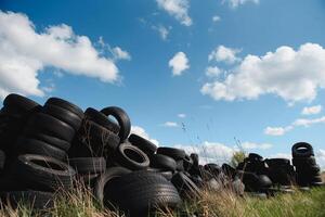 industriell Deponie zum das wird bearbeitet von Abfall Reifen und Gummi Reifen. Stapel von alt Reifen und Räder zum Gummi Recycling. Reifen Dump foto