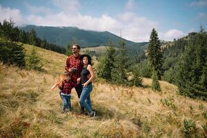 jung Familie mit Kind ruhen auf ein Berg foto