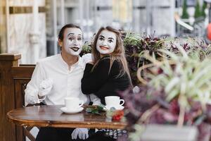 Mime Kerl und Mädchen im Cafe Trinken Kaffee. Mime im Vorderseite von Paris Cafe Schauspielkunst mögen Trinken Tee oder Kaffee. foto