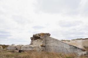 das Ruinen von Deutsche Bunker im das Strand von Normandie, Frankreich foto