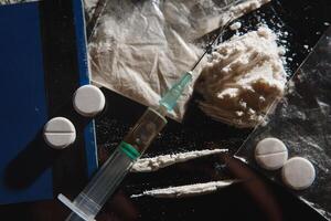 kaufen, Besitz und Verkauf von Drogen ist strafbar durch Gesetz. viele Typen von Betäubungsmittel und Drogen repräsentiert auf Tabelle foto