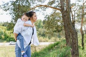 glücklich Familie jung Mutter und ihr fünf Jahr alt Sohn Ausgaben Zeit draussen auf ein Sommer- Tag. Konzept von Familie Junge und glücklich Kindheit. Mutter Tag. foto