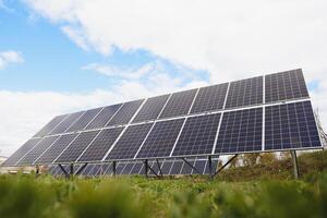 Solarpanel gegen blauen Himmel foto