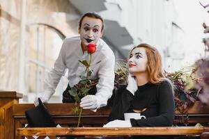 Mime auf das Straße warten zu Treffen mit seine Liebhaber. Porträt von ein Mime Komiker. Mime auf das Straße foto