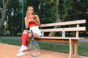 sportlich Frau Trinken Wasser nach Tennis Ausbildung foto