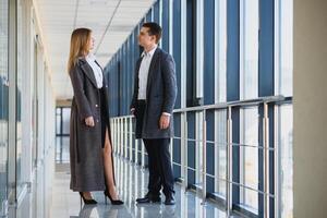 Geschäft Partner Treffen Innerhalb Gebäude foto