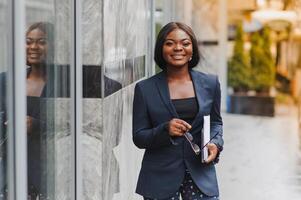 Porträt von jung afrikanisch Geschäftsfrau Stehen draußen foto