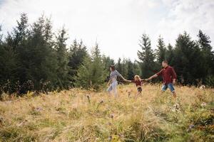 jung Familie mit Kind ruhen auf ein Berg foto