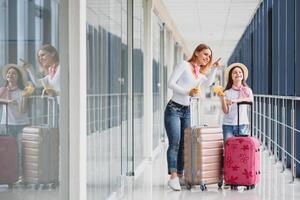 Frau mit wenig Mädchen im International Flughafen. Mutter mit Baby warten zum ihr Flug. Tochter mit ihr Mutter Essen Bananen. Reisen mit Kinder foto