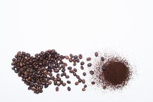 Herz geformt Kaffee Bohnen mit Gründe und Löffel foto