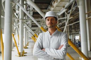 Fabrik Manager im Inspektion von Herstellung. Mann im industriell Umgebung foto