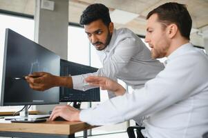 zwei erfolgreich Händler im formelle Kleidung zeigen beim Anzeige, Analysieren stat und dynamisch auf Forex Diagramme, Arbeiten im Büro zusammen foto