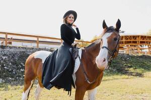 Porträt von jung ziemlich heiter Frau mit Pferd beim Sommer- foto