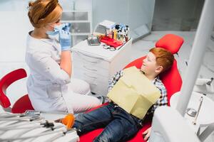 Junge zufrieden mit das Bedienung im das Dental Büro. Konzept von pädiatrisch Dental Behandlung foto