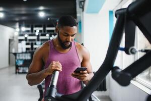 afrikanisch amerikanisch Mann im das Fitnessstudio. foto