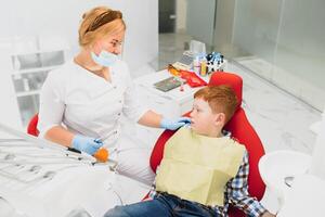 Junge zufrieden mit das Bedienung im das Dental Büro. Konzept von pädiatrisch Dental Behandlung foto