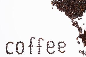 Wort Kaffee gemacht von Kaffee Bohnen isoliert auf Weiß Hintergrund foto