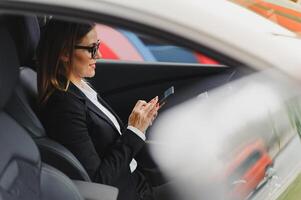 schön jung Frau kauft ein ein Auto im das Händler Saloon. foto