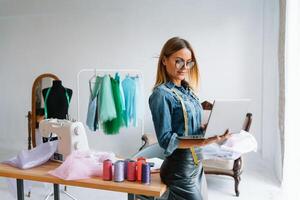 Mode Designer Arbeiten im das Studio foto