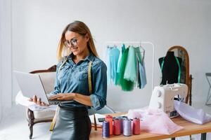 Mode Designer Arbeiten im das Studio. foto