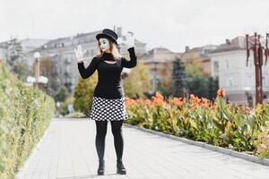 Porträt von ein Mime Komiker. Mime Mädchen auf das Straße foto