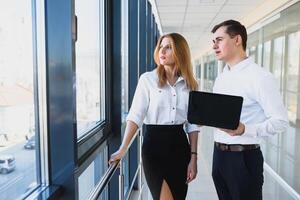 Büro Geschäft Partner Show Information Daten Statistiken online. Boss und Sekretär oder Assistent Arbeit wie Team. Fragen Meinung von Kollege. Geschäftsmann halt Laptop Surfen Internet mit Kollege. foto