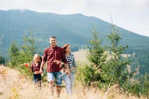 jung Familie mit Kind ruhen auf ein Berg. Ferien im das National Park foto