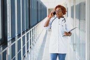 Porträt von afrikanisch weiblich Arzt beim Arbeitsplatz foto