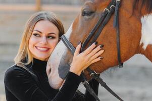 Porträt von jung ziemlich heiter Frau mit Pferd beim Sommer- foto