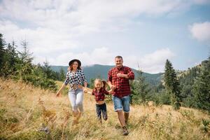 Vater und Kind Wandern im szenisch Berge. Papa und Sohn genießen das Aussicht von das Berg oben im Karpaten Berge. foto