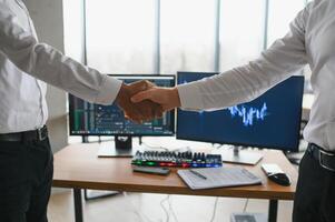 Hand Shake zwischen Geschäftsmann auf Handel Graph auf das Stadtbild beim Nacht und Welt Karte Hintergrund, Geschäft finanziell Konzept foto