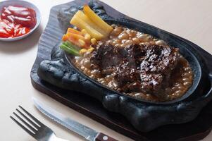 Steak daging sapi lada hitam oder schwarz Pfeffer Rindfleisch Steak im heiß Teller foto
