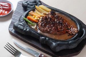 Grill Rindfleisch Steak im heiß Teller foto