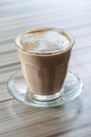 ein Tasse von heiß Cappuccino Kaffee mit Sahne foto