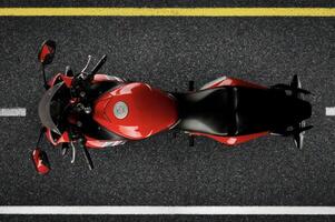 Antenne Aussicht von rot Sport Art Motorrad mit Treibstoff Injektion System, 250 cc Motor, foto