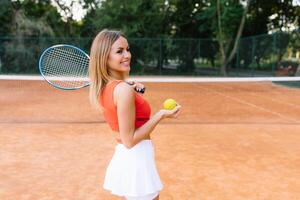 voll Körper Porträt von weiblich Tennis Spieler im Aktion im ein Tennis Gericht drinnen. foto