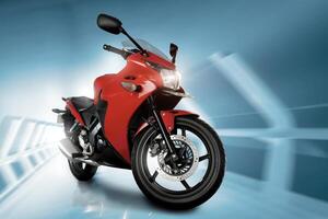 Vorderseite Aussicht von rot Sport Art Motorrad mit Treibstoff Injektion System, 250 cc Motor, foto