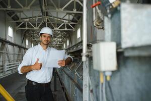 Fabrik Manager im Inspektion von Herstellung. Mann im industriell Umgebung foto