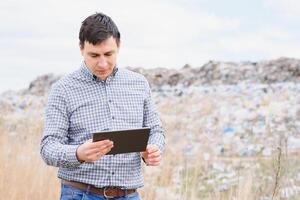 Müll Recycling Konzept. Mann auf Müllcontainer. behalten das Umgebung sauber. ökologisch Probleme. foto