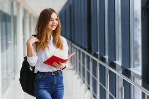 lächelnd weiblich Schüler verbessern ihr Zukunft durch Teilnahme regulär Vorträge foto