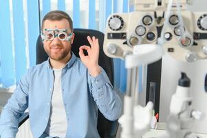 Augenheilkunde Konzept. männlich geduldig unter Auge Vision Untersuchung im Sehvermögen ophthalmologische Korrektur Klinik foto