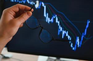 Geschäftsmann Hand Analysieren finanziell Lager Markt Graph auf Tafel. Handel Daten Index Investition Wachstum Diagramm. Kryptowährung und Forex Konzept. foto