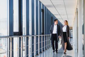 junge Mitarbeiter ziehen ins Büro foto