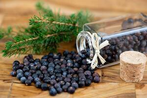 getrocknet Wacholder Beeren auf Olive Holz foto