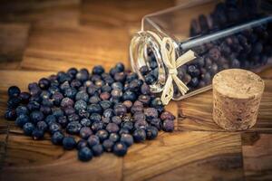 getrocknet Wacholder Beeren auf Olive Holz foto