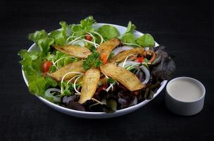 Pilzsalat auf dem weißen Teller foto