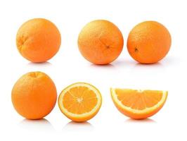 Orangenfrucht lokalisiert auf weißem Hintergrund foto